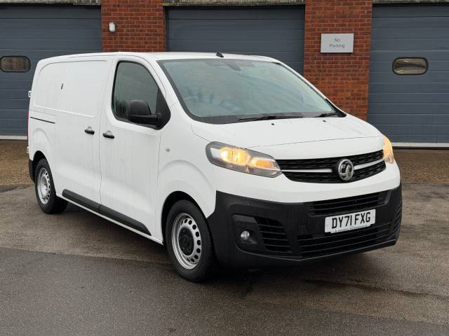 Vauxhall Vivaro 2700 1.5d 100PS Dynamic H1 Van Panel Van Diesel White