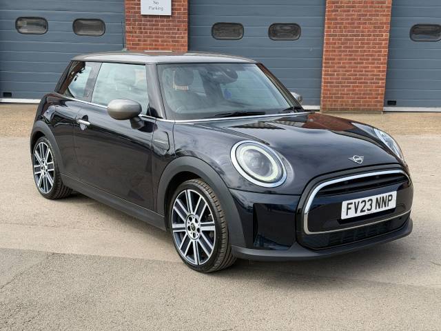 Mini Cooper 1.5 COOPER EXCLUSIVE AUTO Hatchback Petrol Blue/black